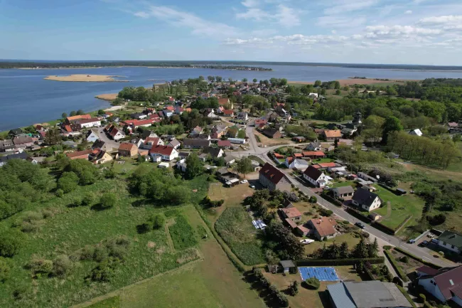 village dans la campagne près d'un fleuve